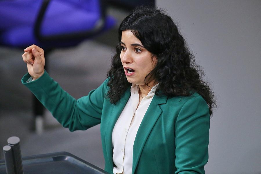 Grünen-Politikerin Khan verteidigt Demokratieförderprogramm gegen Vorwürfe der Einseitigkeit