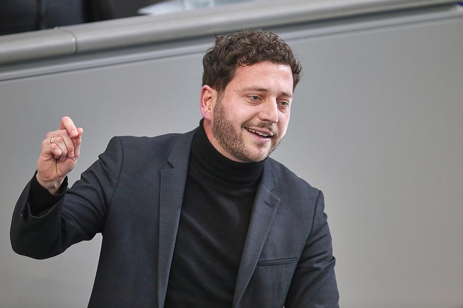 Grünen-Chef Banaszak fordert Tempolimit statt höherer Pendlerpauschale gegen hohe Spritpreise