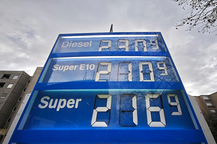 Spritpreise steigen vor neuer Tankstellen-Regel: Diesel und Super E10 teurer