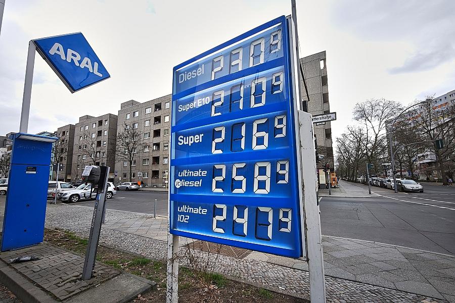 Aiwanger kritisiert Spritpreis-Politik der Bundesregierung und fordert Abschaffung der CO2-Steuer