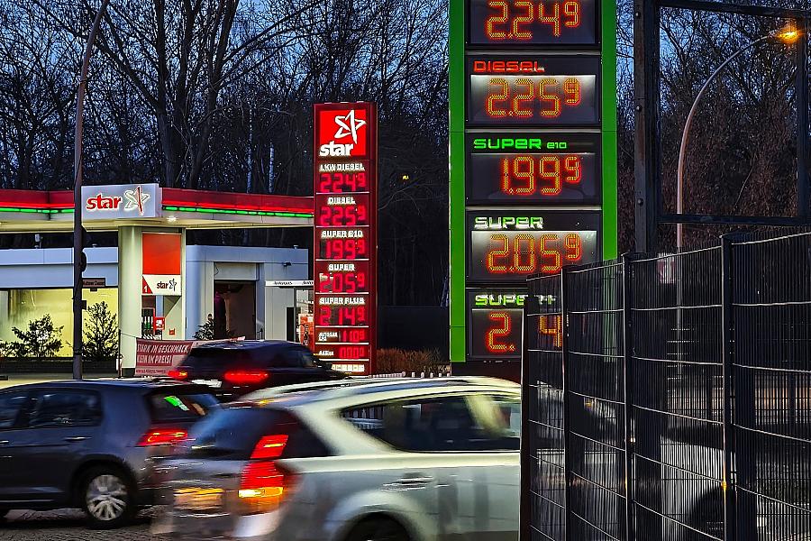 SPD hält an Übergewinnsteuer für Mineralölkonzerne fest trotz EU-Absage