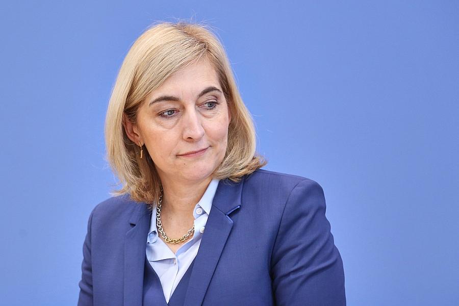 Gesundheitsministerin Warken plant Anhebung der Beitragsbemessungsgrenze für GKV ab 2027