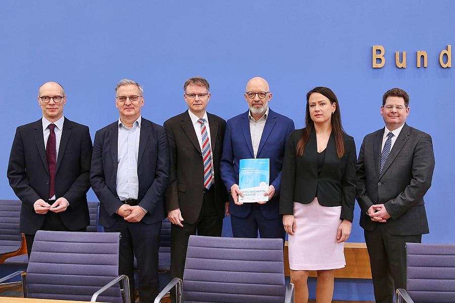 Wirtschaftsforschungsinstitute halbieren Konjunkturprognose für 2026 – Inflation steigt, Staatsverschuldung wächst