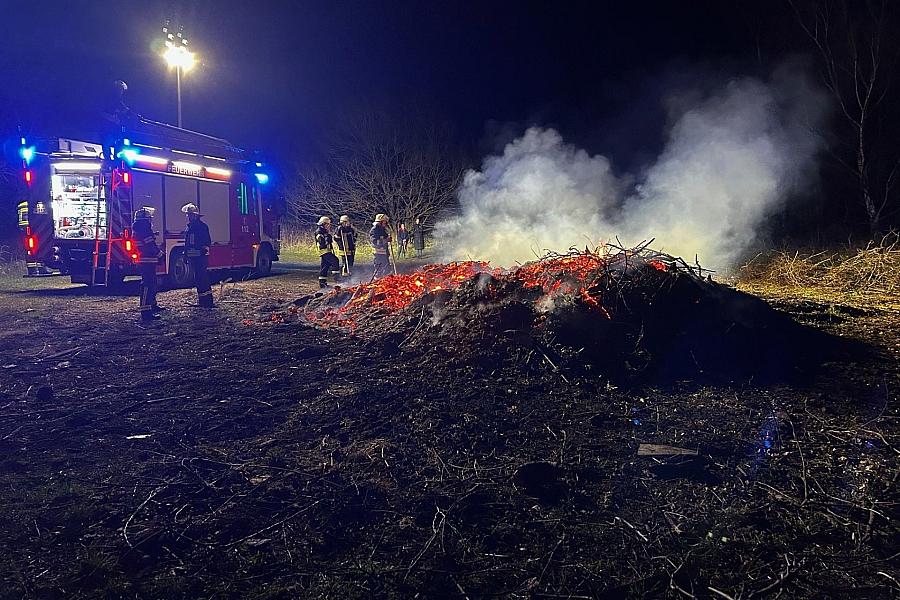 Unbekannter zündet Osterfeuer vorzeitig an