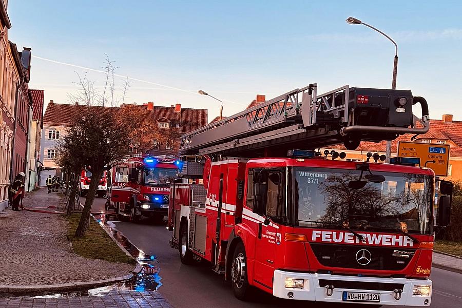 Feuerwehr rettet sechs Personen und Haustiere aus brennendem Haus