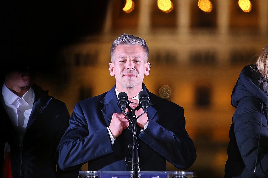 Péter Magyars Tisza-Partei gewinnt Wahl in Ungarn und erreicht laut Hochrechnungen Zweidrittelmehrheit