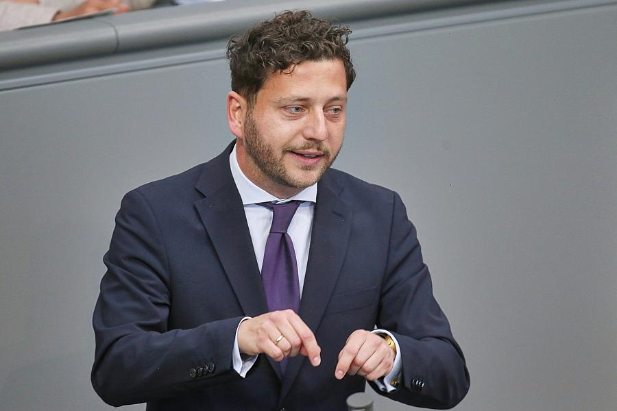 Grünen-Chef Banaszak kritisiert Krisenmanagement und fehlende Bürgerkommunikation des Kanzlers