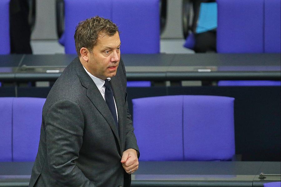 Bundesfinanzminister Klingbeil lobt Tankrabatt und kündigt Steuerreform an