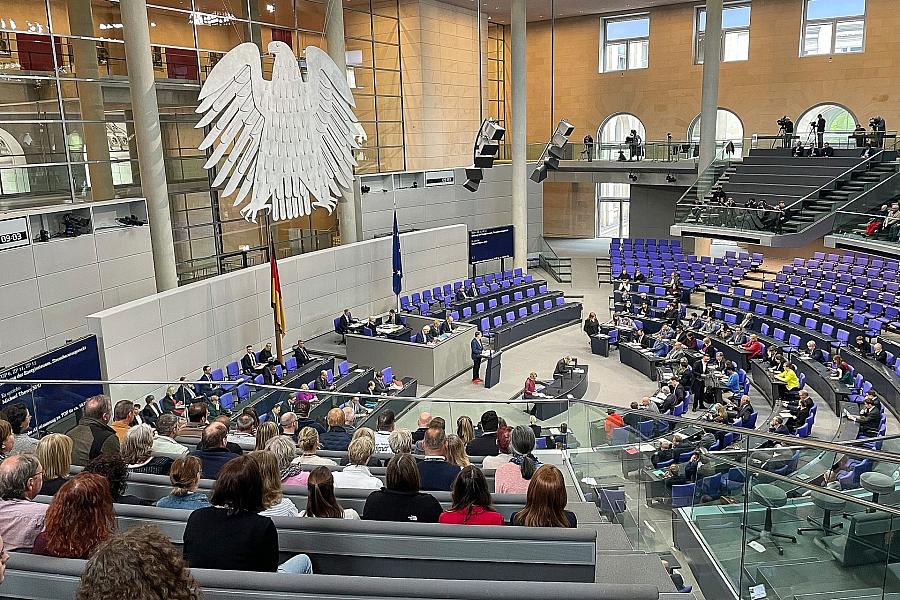 Bundestag beschließt Tankrabatt und 1000-Euro-Prämie für Arbeitnehmer