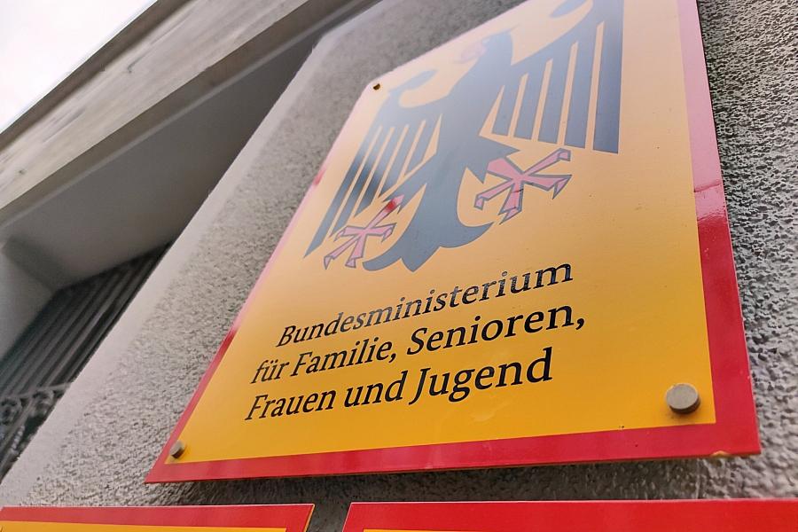 Familienministerium kürzt Demokratieförderung und ändert Schwerpunkte