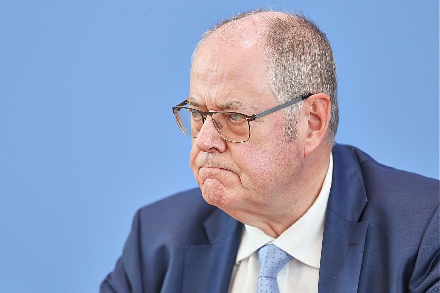 Peer Steinbrück übt Selbstkritik an Merkel-Ära und warnt vor beispiellosen Herausforderungen für Deutschland