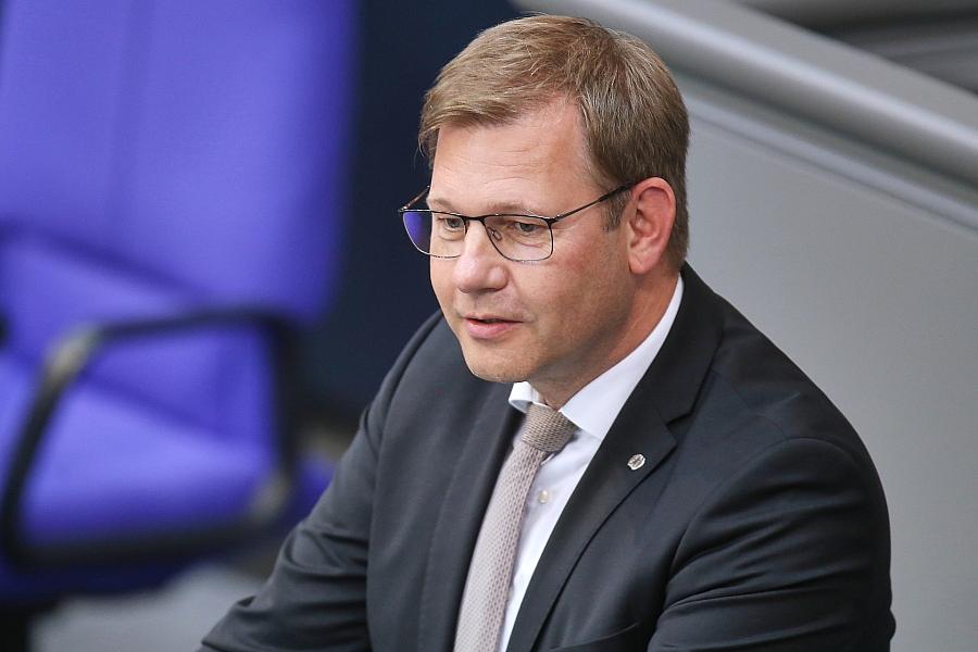 Union verteidigt Genehmigungspflicht für lange Auslandsaufenthalte