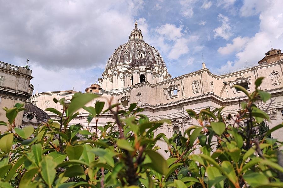 Papst Leo XIV. spendet Ostersegen „Urbi et Orbi“ und warnt vor „Globalisierung der Gleichgültigkeit“