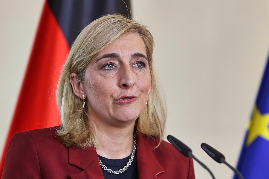 Bundesgesundheitsministerin: Gefahr einer Ebola-Pandemie „äußerst gering“