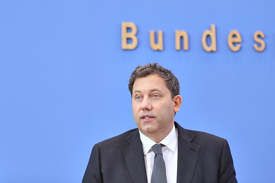 SPD-Chef Klingbeil weist Spekulationen über vorzeitigen Koalitionsbruch zurück und verweist auf gemeinsame Verantwortung