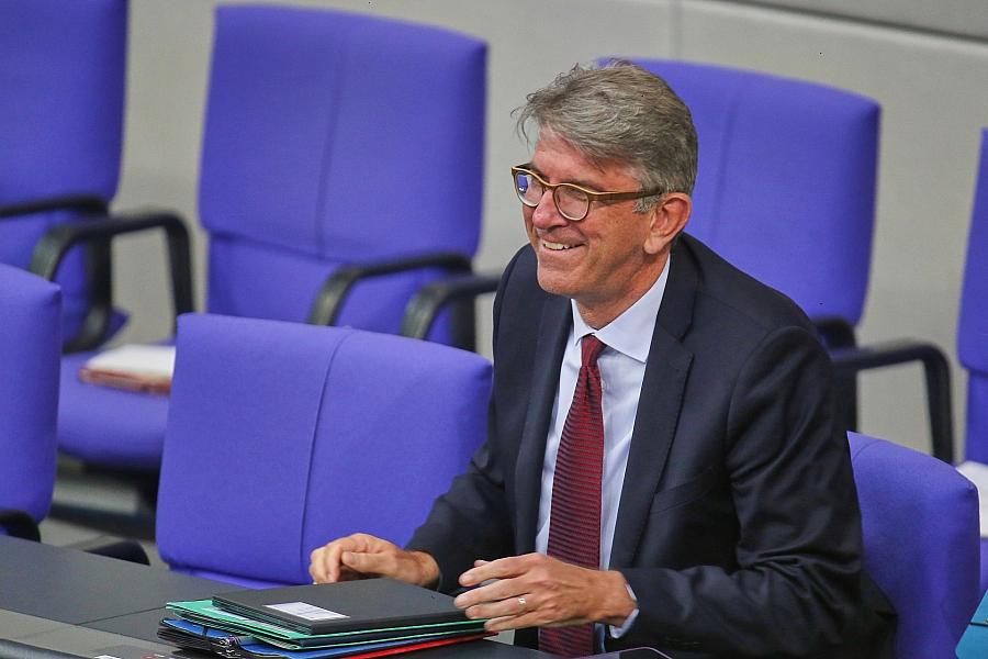 Kulturstaatsminister Weimer verteidigt ESC-Teilnahme Israels und drückt Sarah Engels die Daumen