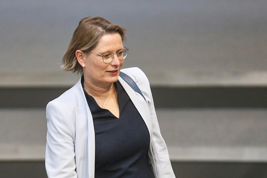 Bundesjustizministerin Hubig kündigt strengere Regeln gegen überhöhte Preise auf dem Ticketzweitmarkt an