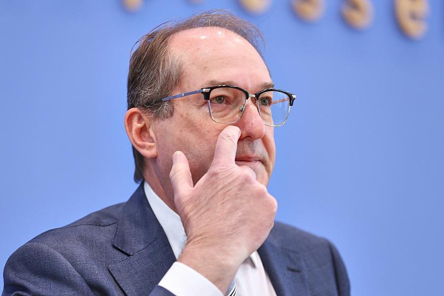 Innenminister Dobrindt: Warnungen vor AfD-Staatsstreich sind Schreckgespenst