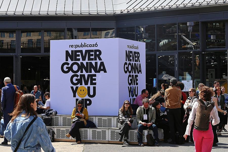 Republica in Berlin eröffnet: Netzpolitik und Solidargemeinschaft im Fokus der Digitalmesse