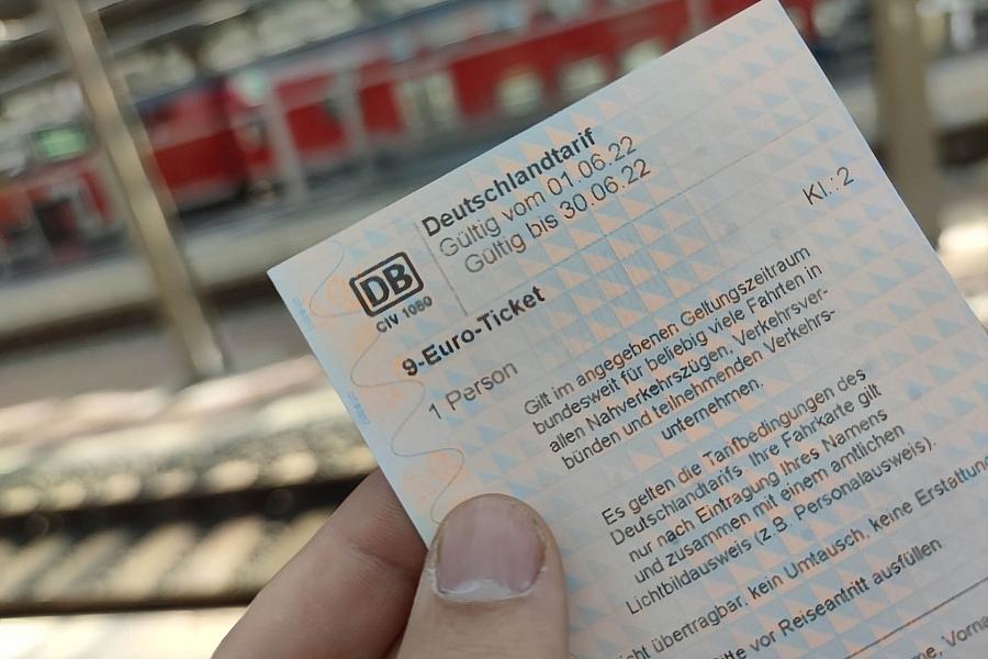 Nach gestoppter Entlastungsprämie: Linke fordert Energiekrisengeld, 9-Euro-Ticket und Übergewinnsteuer