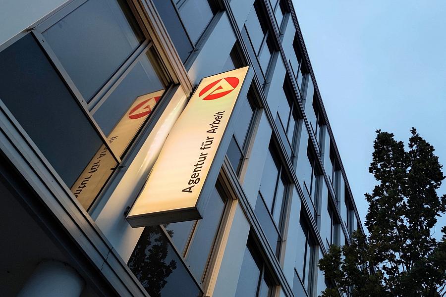 IAB-Arbeitsmarktbarometer steigt im Mai erstmals seit einem halben Jahr leicht an