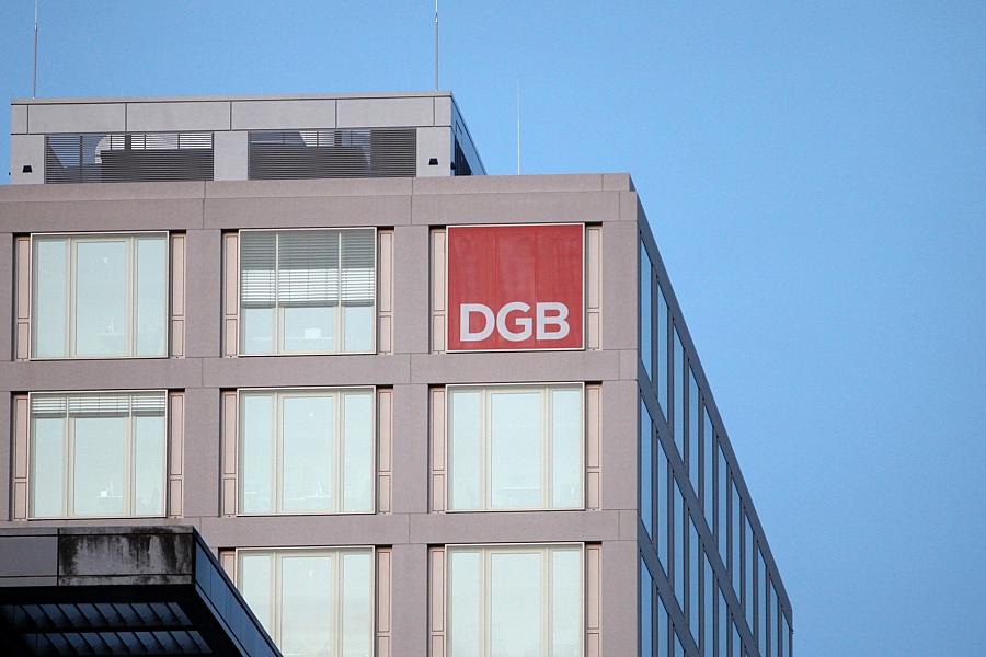 DGB-Bundeskongress: Gewerkschaftsspitze kritisiert Reformpläne von Union und SPD