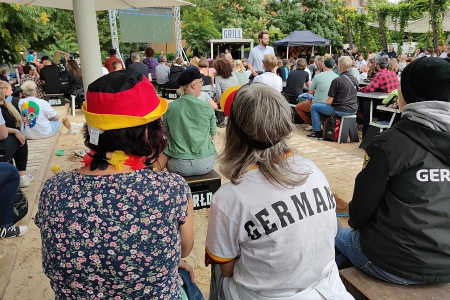 Bundesinnenminister Dobrindt sieht keine konkrete Terrorgefahr für Fanfeste zur Fußball-WM in Deutschland