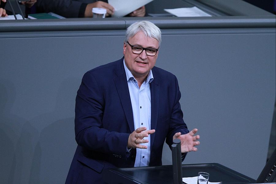 Sönke Rix im ARD-Interview: Politische Bildung kann Vertrauen in Demokratie nicht allein zurückgewinnen