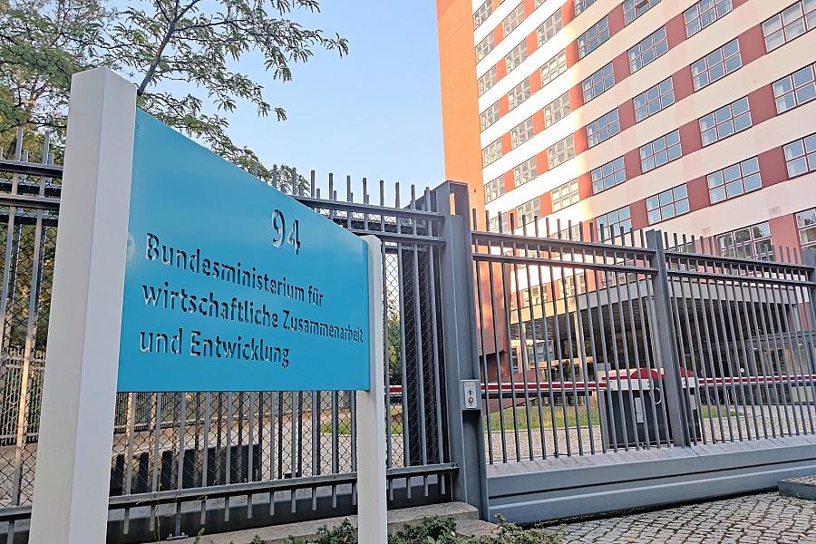 Entwicklungszusammenarbeit: Bundesregierung schließt Büros für Investitions- und Technologieförderung