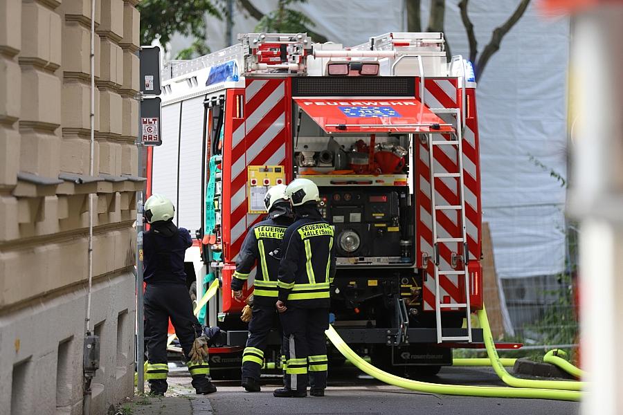 Schwerer Unfall auf der Dohnaer Straße: Fahrer eingeklemmt