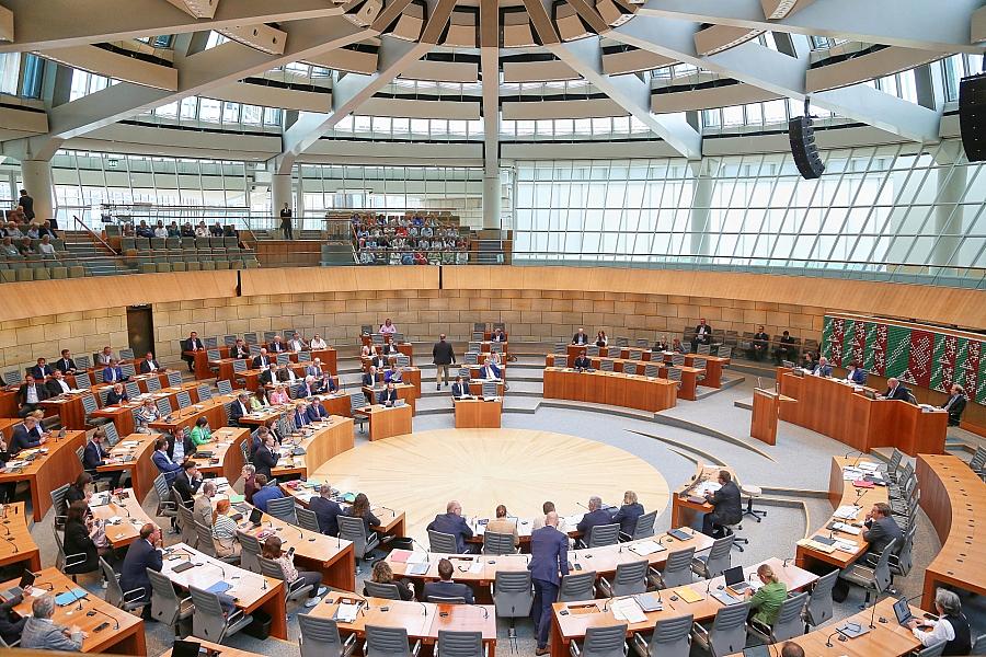 NRW-Landesregierung beantwortet nur jede dritte Landtagsanfrage fristgerecht