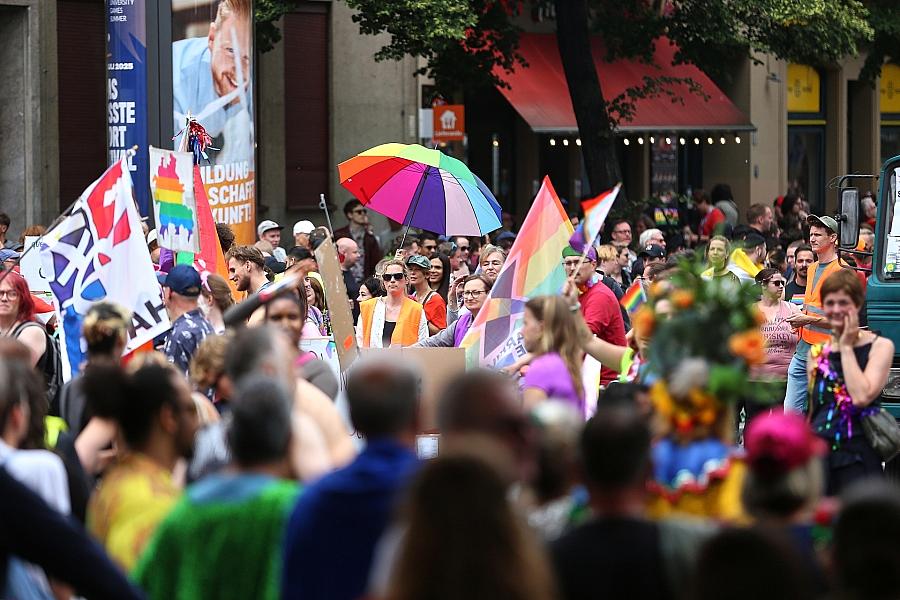 Zum Tag gegen Homo- und Transfeindlichkeit: Linke kritisiert Regierung und fordert mehr Schutz für queere Menschen