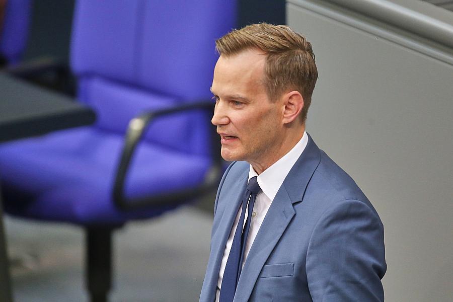 Suchtbeauftragter Streeck: Illegales Glücksspiel treibt Menschen in den Ruin – härtere Strafen und mehr Kontrollen gefordert