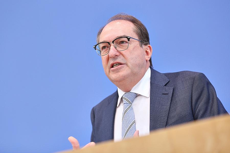 Dobrindt sieht Deutschland im Fadenkreuz von Spionage und Sabotage