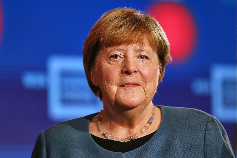 Junger Künstler verewigt Angela Merkel für das Kanzleramt