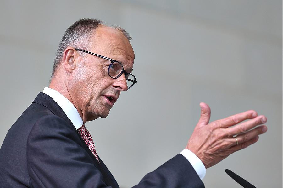 Bundesregierung weicht Fragen zu KI-Einsatz in Merz-Reden aus