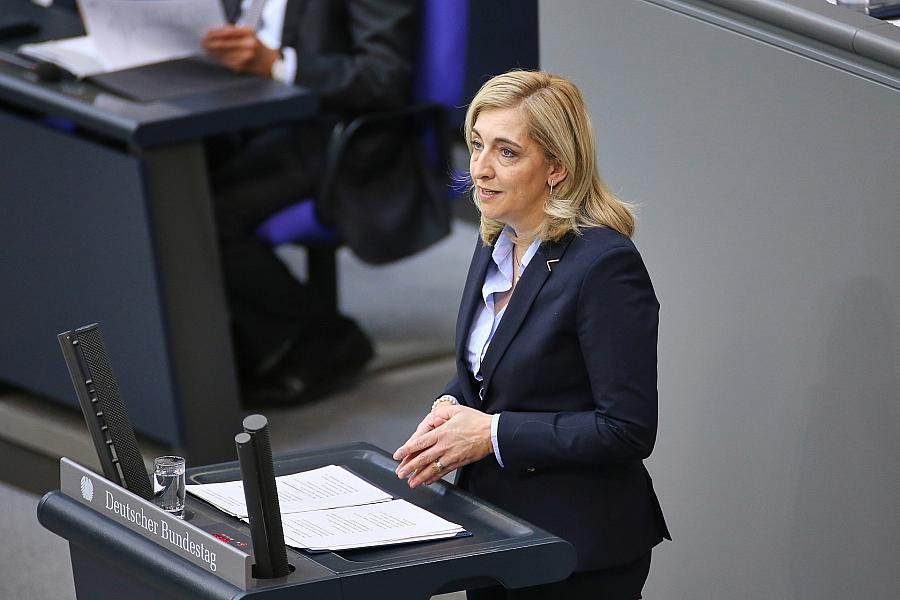 Krankenkassen-Reform: Warken warnt vor Milliardenloch und wirbt für Kürzungen