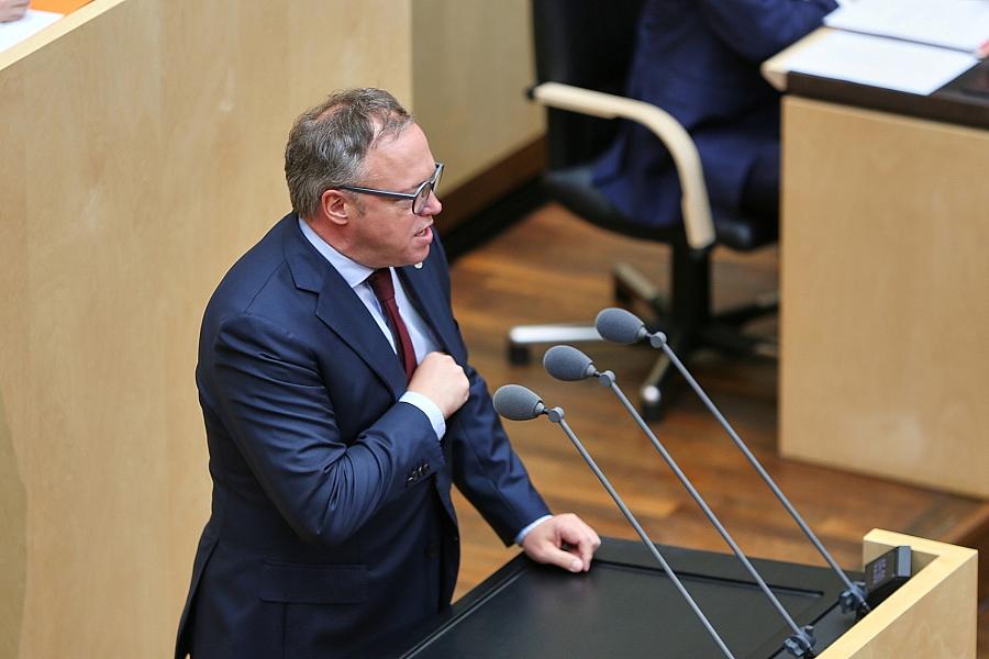 Nach KI-Debatte: Thüringens Ministerpräsident Mario Voigt verspricht verbesserte menschliche Qualitätskontrolle für Reden