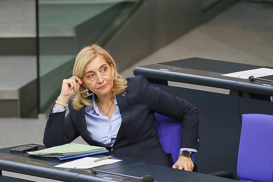 Warken: Pflegeversicherung ist Sanierungsfall mit Ansage – Reform mit Härten nötig