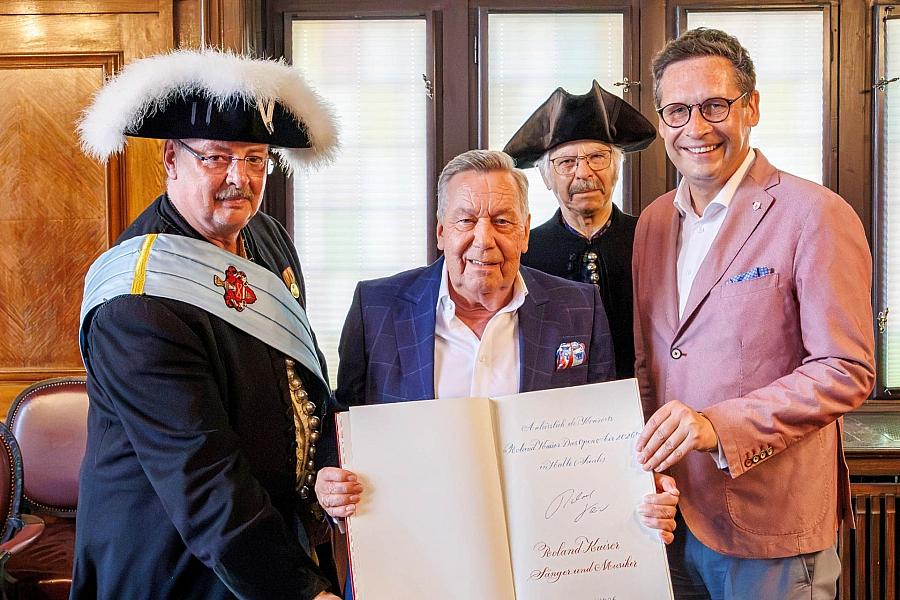 Roland Kaiser trägt sich ins Gästebuch der Stadt Halle ein