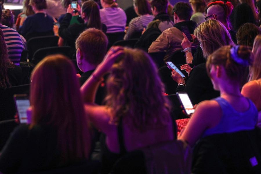 Philologenverband: Verbindliche Regeln für Smartphones an Schulen und Social Media nötig