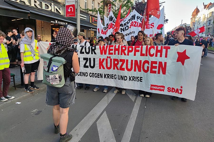 Verteidigungsministerium plant Gesetzesänderung zur Meldepflicht für Auslandsreisen von Männern