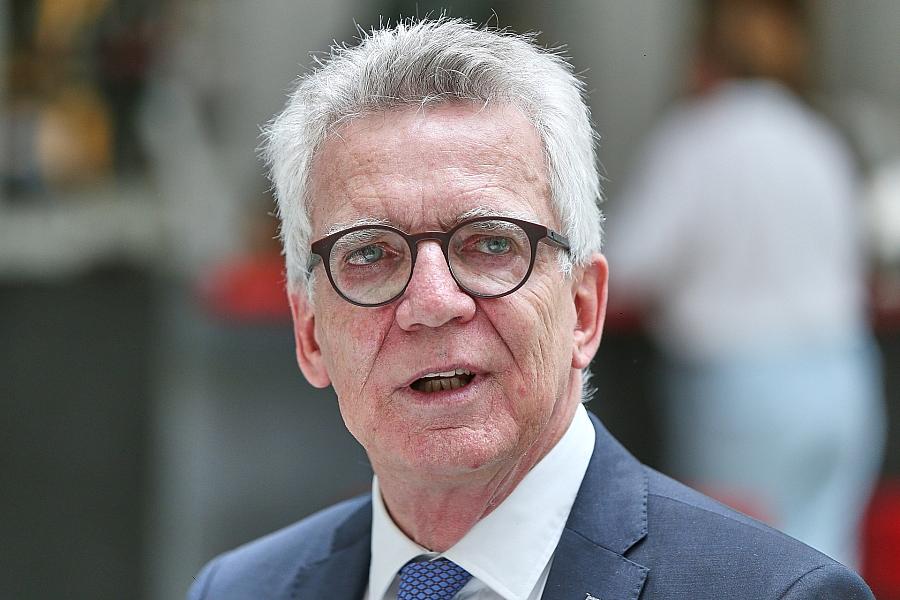 Gabriel und de Maizière: Regierung Merz fehlt es an Handwerk und Disziplin