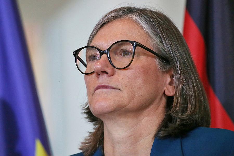 EU-Richtlinie für gleiche Bezahlung von Frauen verschleppt: IG Metall-Chefin wirft Bundesregierung politisches Versagen vor