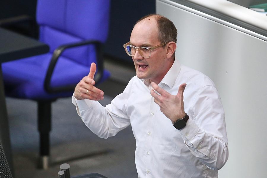 Grünen-Politiker Janosch Dahmen zieht Wehrdienstverweigerung zurück und wird Bundeswehr-Reservist