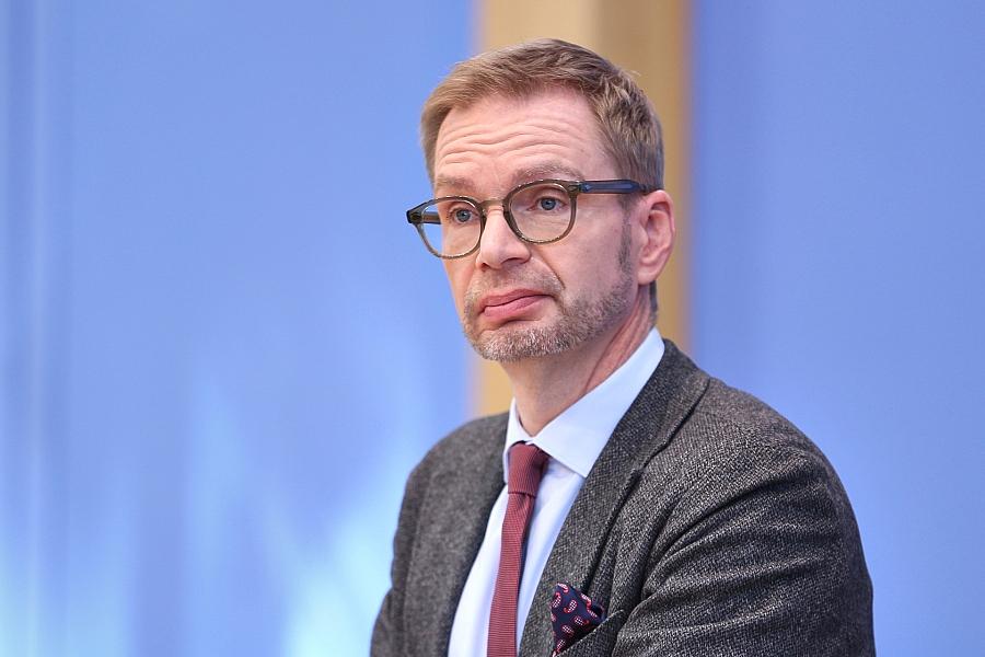 Bürokratieabbau: Steuerzahlerbund will Beamtenstatus auf Kernbereiche beschränken und Privilegien prüfen