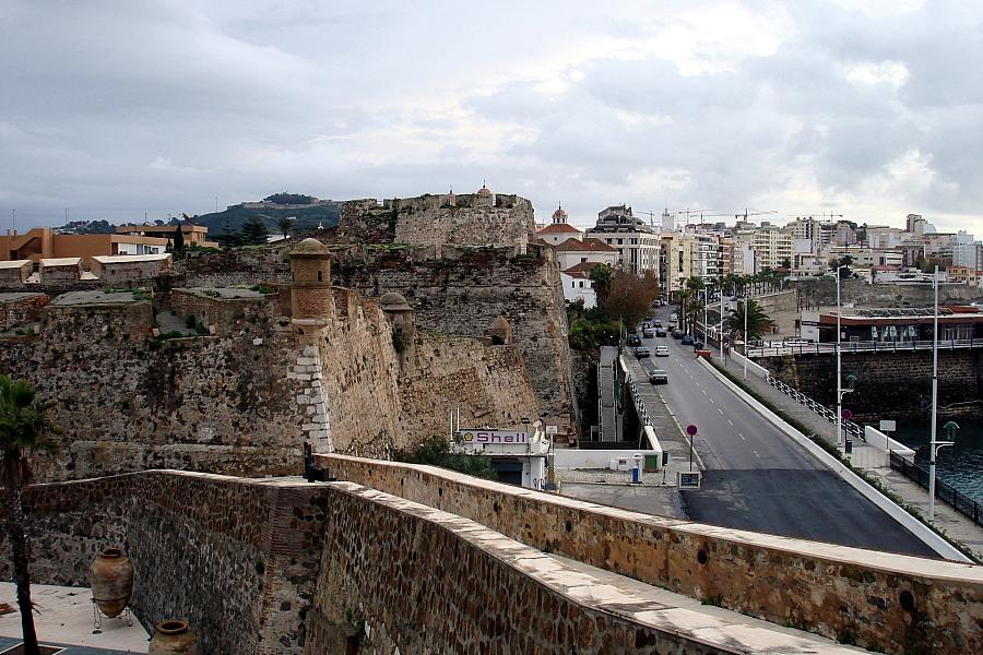 Ceuta: Hunderte Migranten durchbrechen Grenze – Regionalpräsident fordert nationalen Notstand