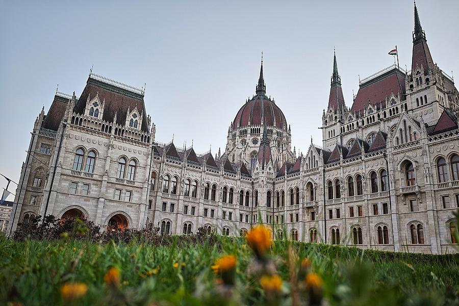 Ungarns Parlament setzt Präsident Sulyok ab und leitet Verfassungsreform ein