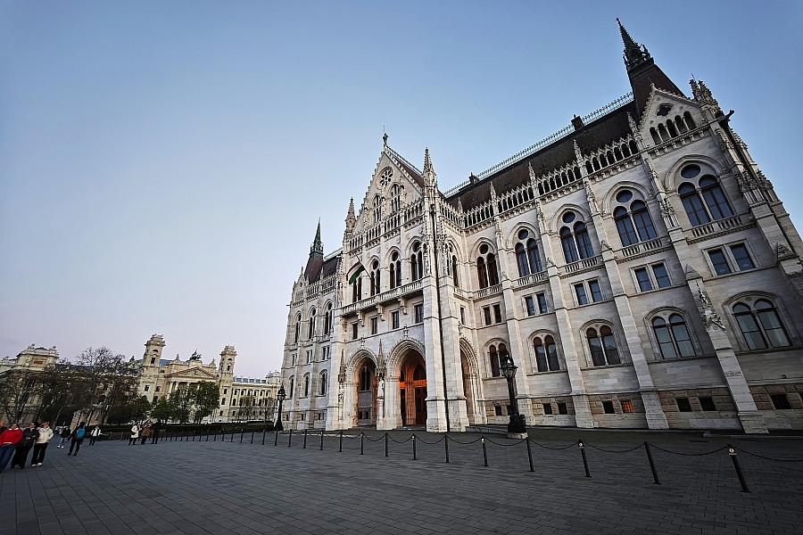 Deutsche Außenpolitiker verteidigen Rückbau des Orbán-Systems in Ungarn
