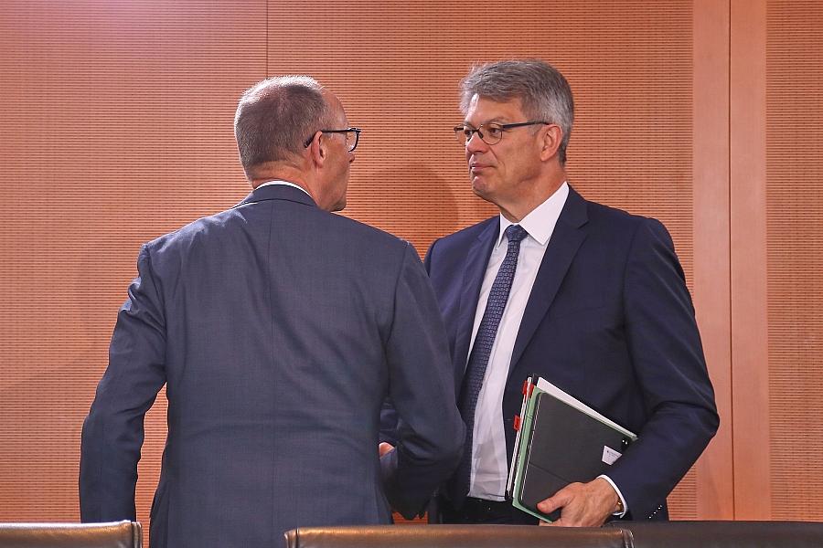 CSU-Chef Söder stärkt Kanzler Merz den Rücken in Debatte um Entlassung von Schnieder